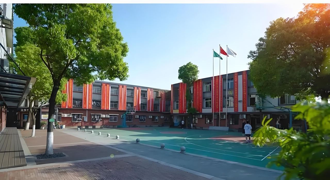 坐落岳麓山大学城,地铁 4 号线 150 米